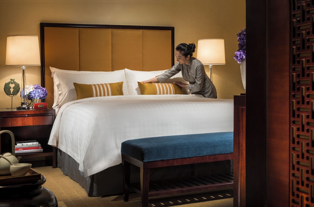 Club Room, 1 King Bed, City View photo 3