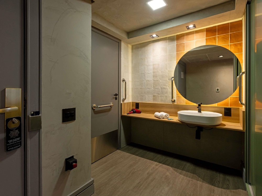 Premium Room, 1 Queen Bed, Mobility Accessible (Luxury) - Photo 3