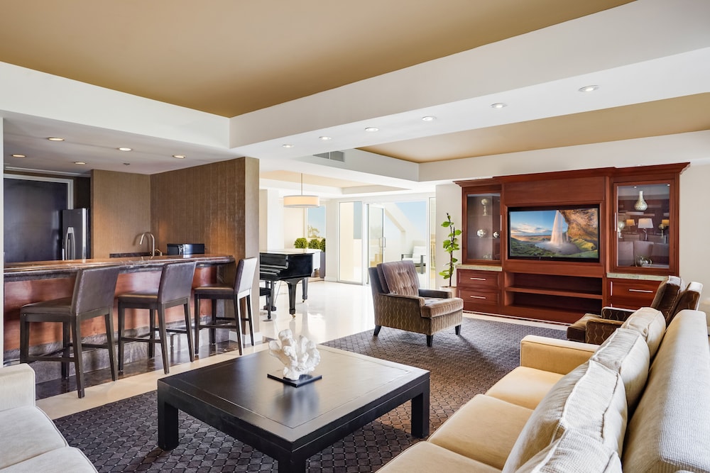 Suite, 1 King Bed (The Champion Suite) photo 3