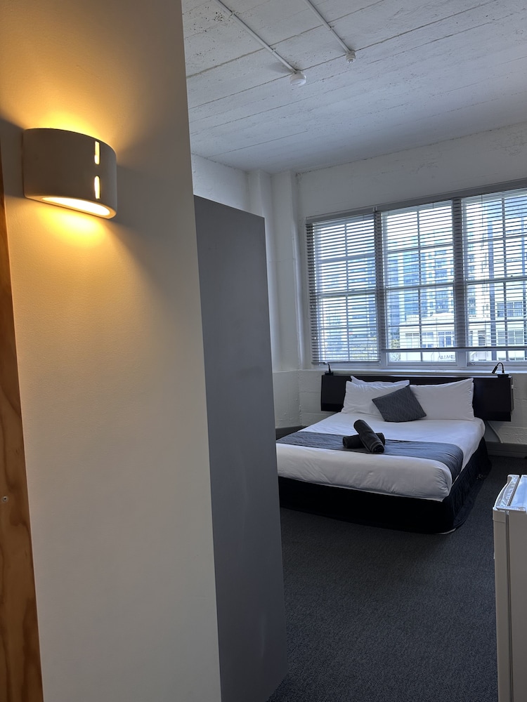 Basic Studio, 1 Queen Bed - Photo 3