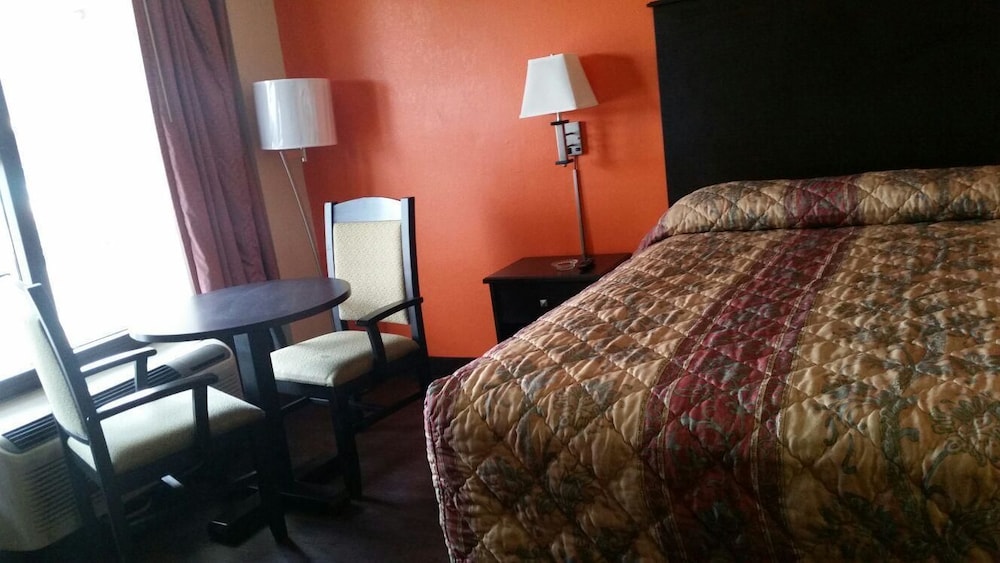 Classic Room, 1 King Bed, Smoking photo 2