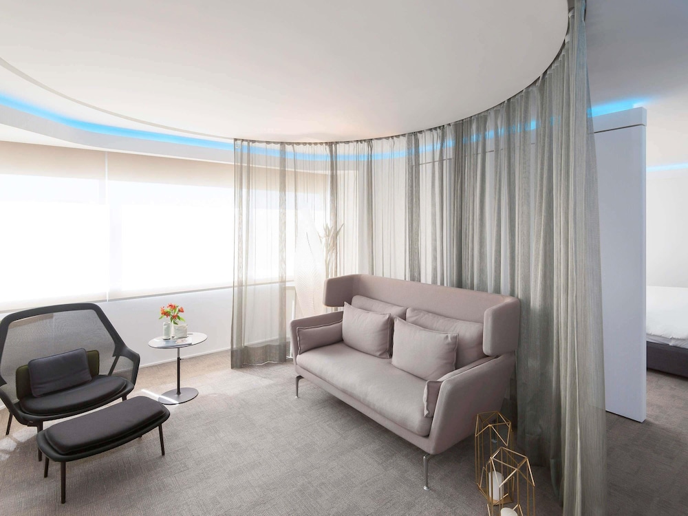 Suite, 1 King Bed, Bathtub photo 3