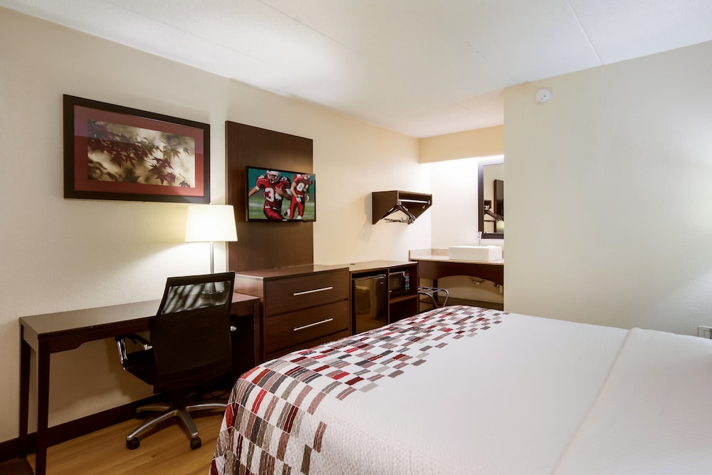 Deluxe Room, 1 King Bed, Non Smoking - Photo 6