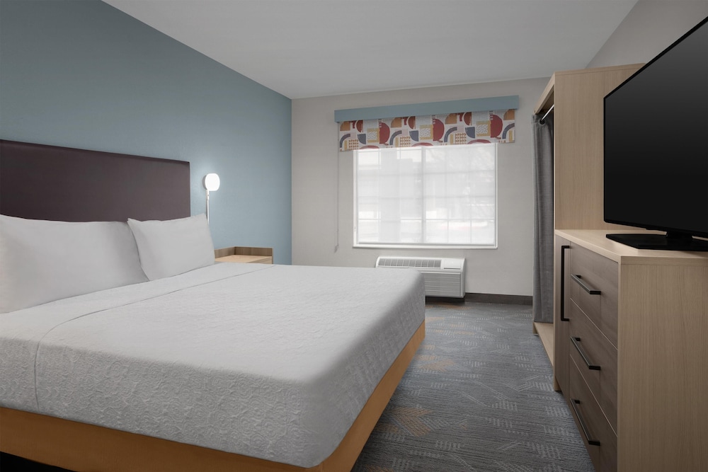 Suite, 1 King Bed, Accessible (Roll-In Shower) - Photo 8
