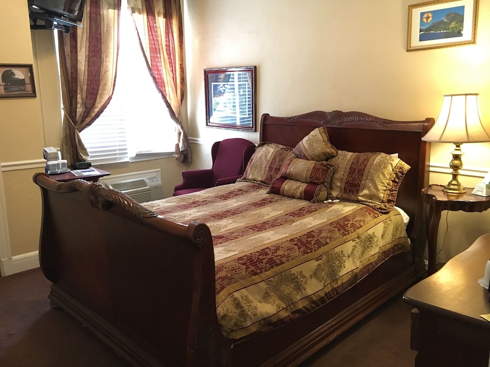Standard Room, 1 Queen Bed