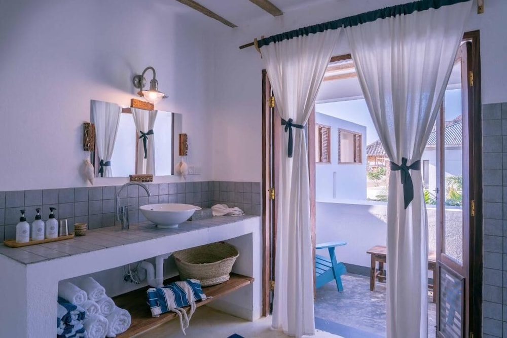Comfort Suite, 1 King Bed, Partial Sea View photo 3