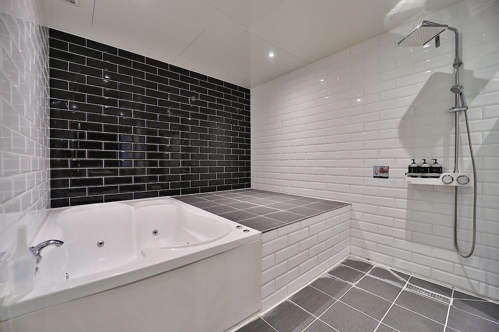 Family Twin Room, 2 Double Beds - Free Breakfast for 2 Included photo 3