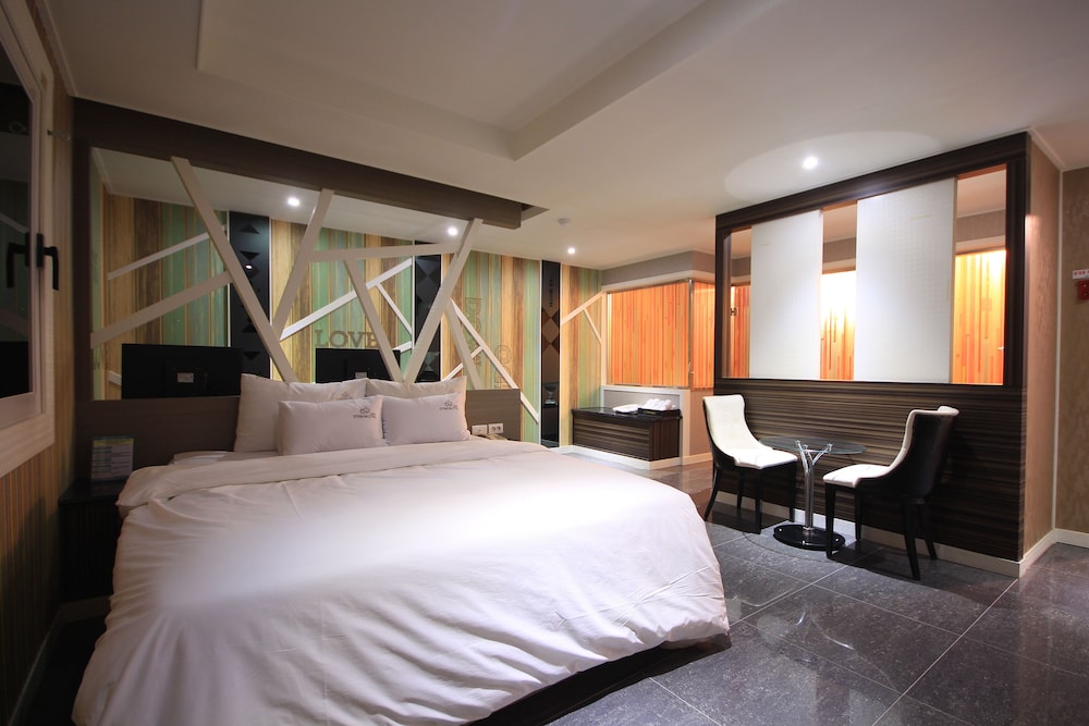 Superior Room (Base Occupancy is 2 pax, Extra Person Fee 10,000 KRW) photo 1