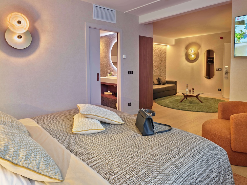 Junior Suite, 1 Queen Bed, Non Smoking (Larger Room;With Sofabed)