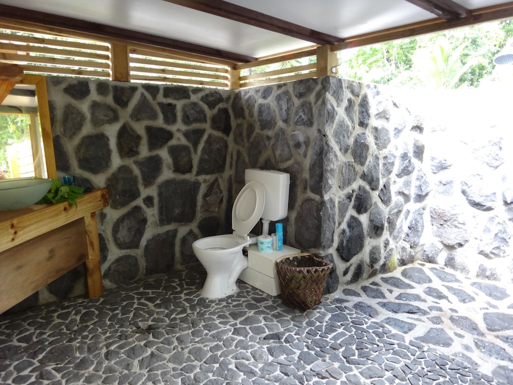 Queen Beachfront Fale photo 2
