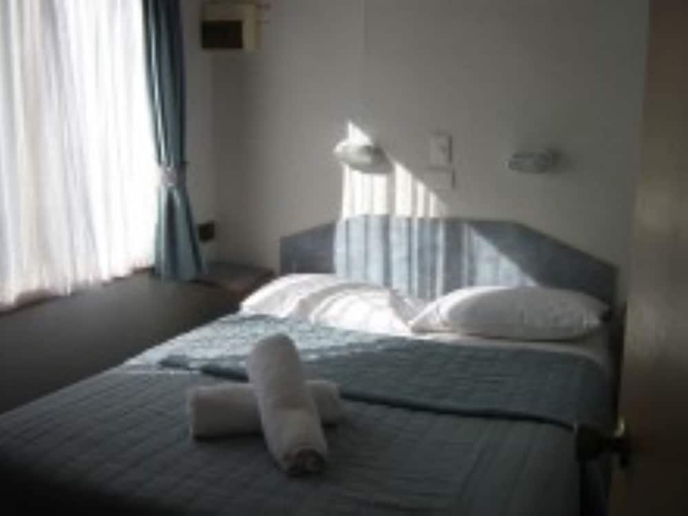 Standard Cabin - Sleeps 6 - Dog Friendly photo 1