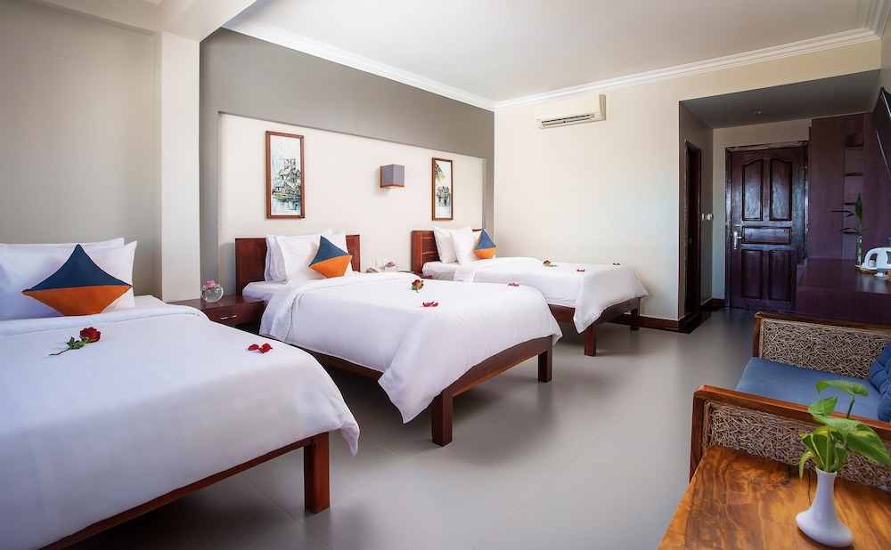 Deluxe Triple Room Pool View