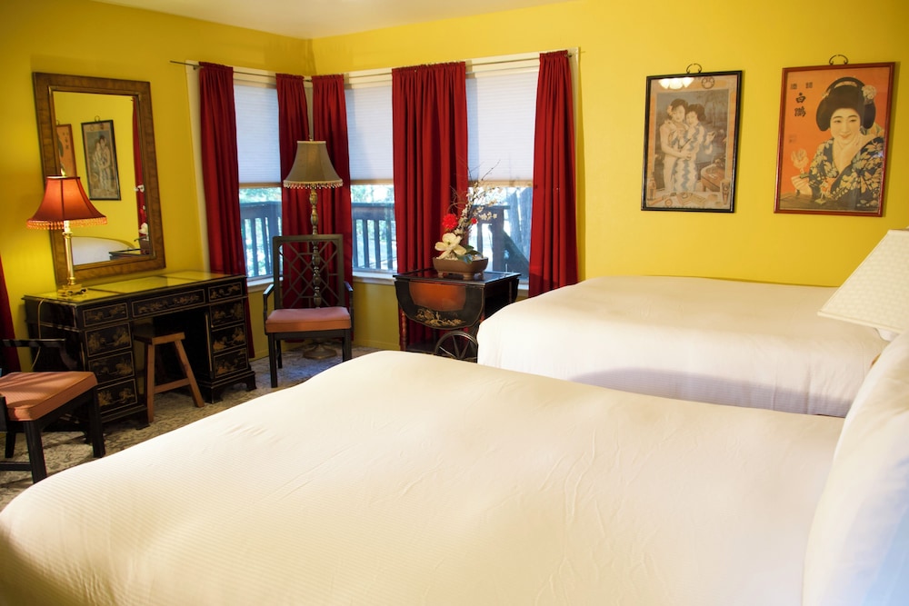 Superior Quadruple Room, 2 Queen Beds, Mountain View