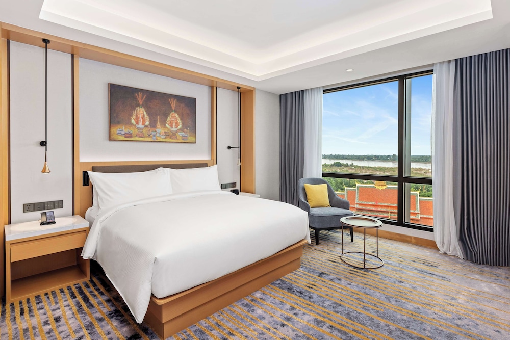Deluxe Suite, 1 King Bed, Corner photo 1