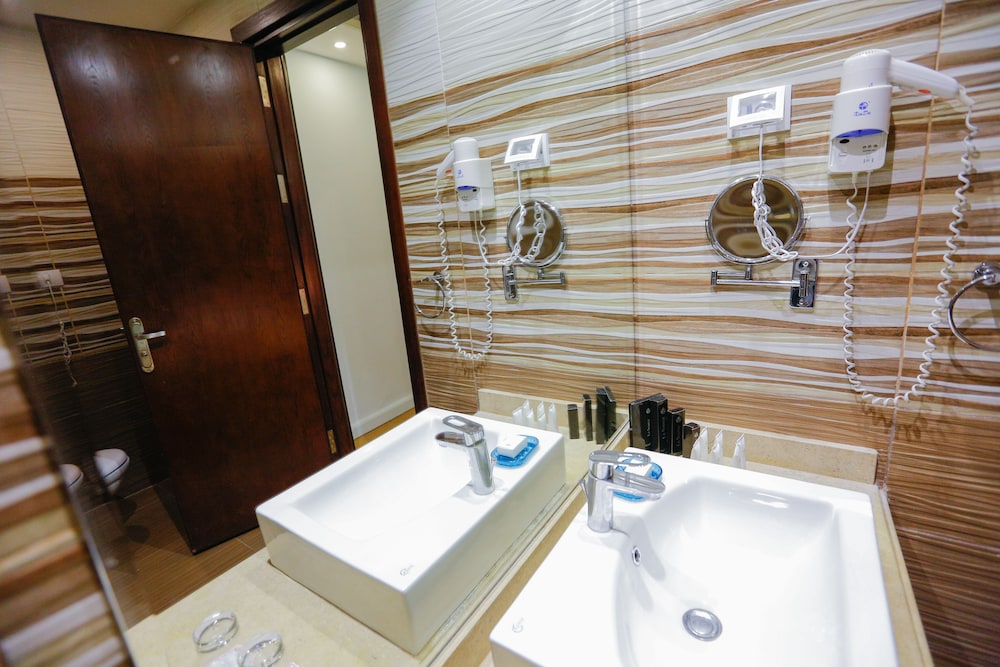 Standard Twin Room, Multiple Beds, Pool View thumbnail 5