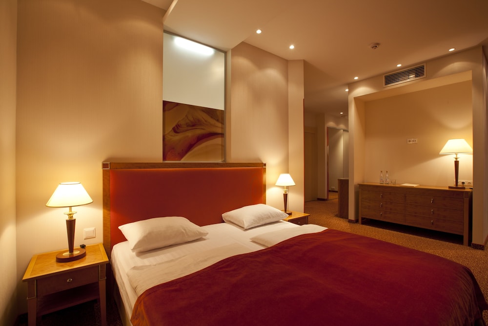 Studio Suite - Photo 1