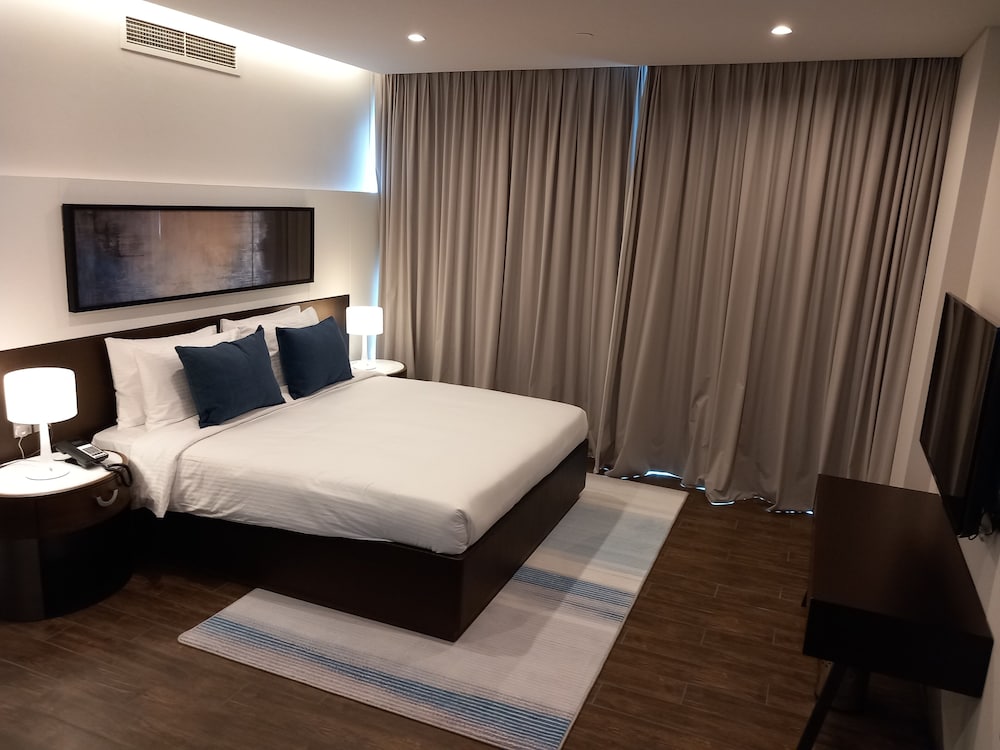 Deluxe Room, 1 King Bed photo 1