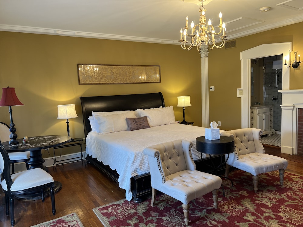 Deluxe Suite, 1 King Bed, 2 Bathrooms (Granger- Founder's Hall) photo 1