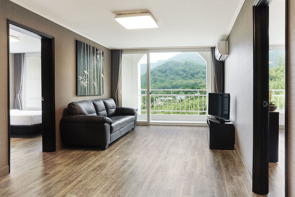[Chicken PKG] Royal Suite +Breakfast for 2,To Go Box(Fried Chicken),2 Coffee photo 3