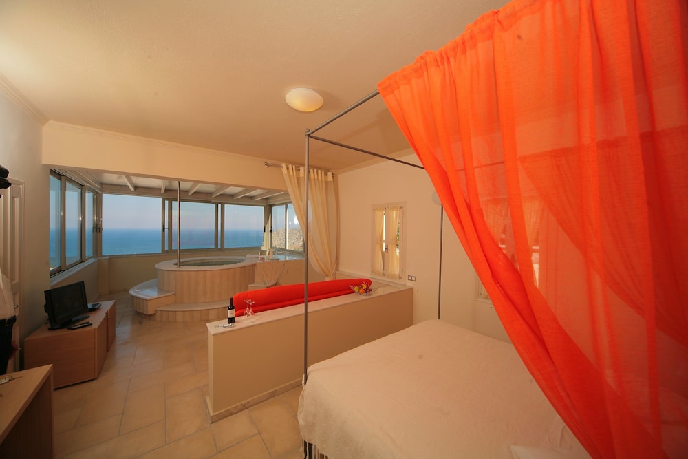 Royal Suite, Jetted Tub - Photo 4
