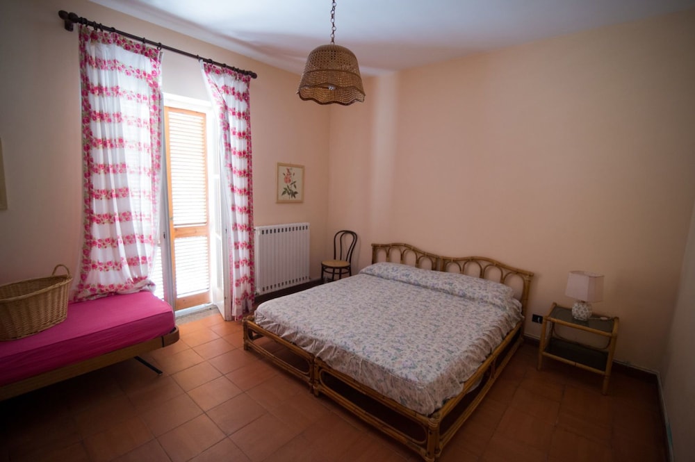 Double Room, Shared Bathroom (Rose) photo 1