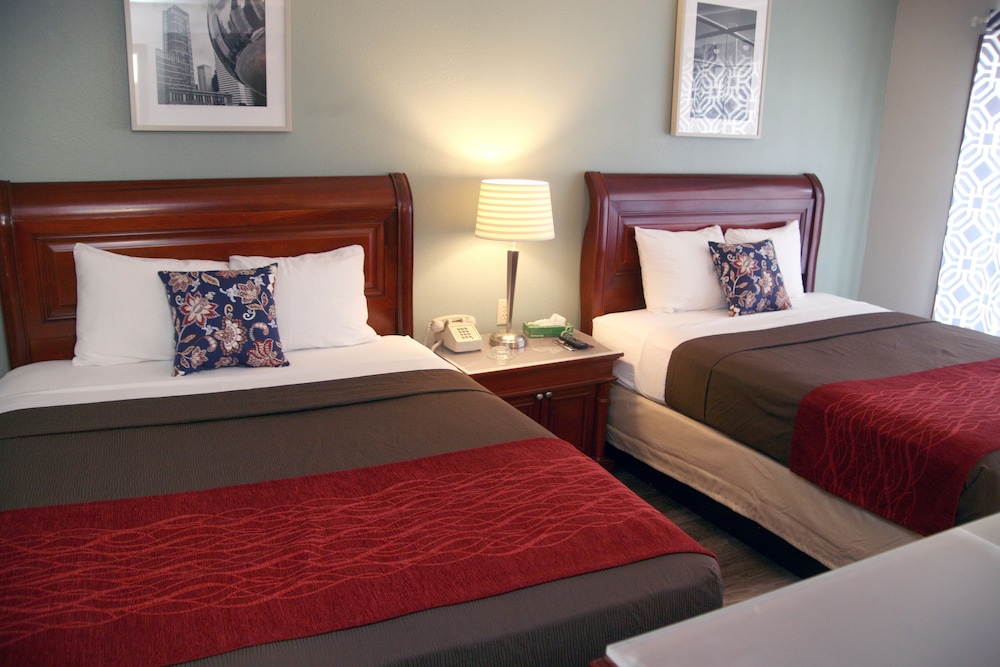 Basic Double Room, 2 Queen Beds, Smoking, City View photo 2
