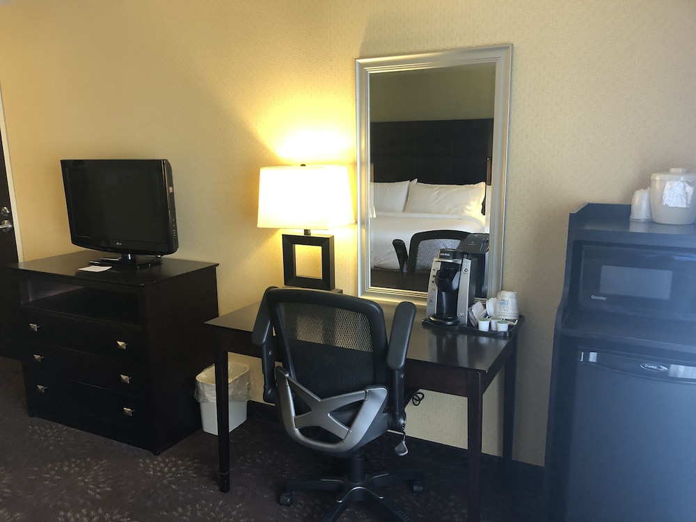 Suite, 1 King Bed, Accessible (Communications,Additional Living Area) - Photo 4