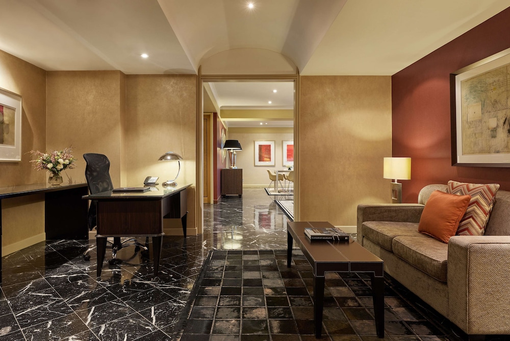 Diplomatic Suite (Grand Club Lounge Access)