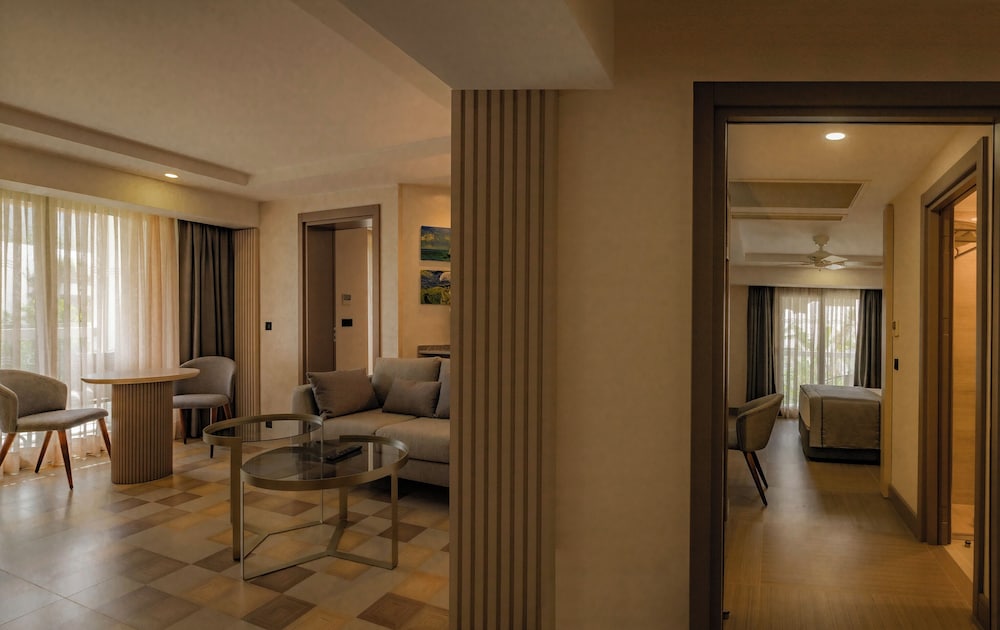 Senior Suite - Photo 1