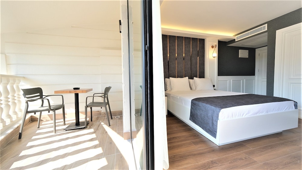 Deluxe Room - Photo 2