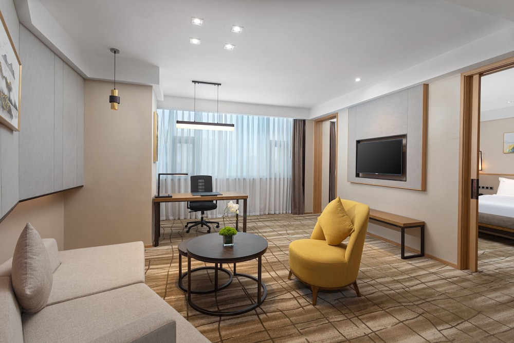Suite, 1 Bedroom (Dining) - Photo 4