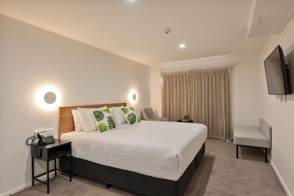 Superior Room, 1 King Bed, Non Smoking, Microwave - Photo 1
