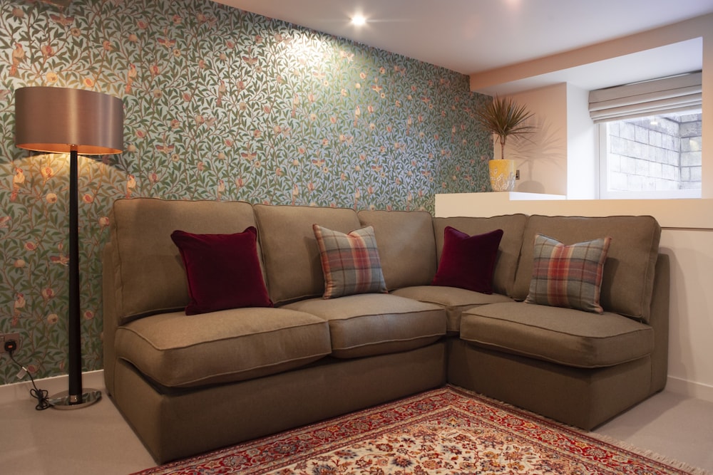 The House Suite (located at 5 Hampton Terrace)