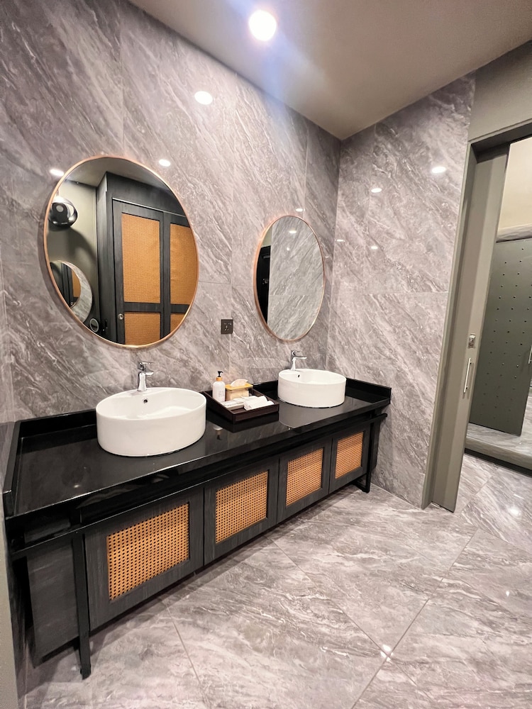 8 Suites Premier Triple thumbnail 6