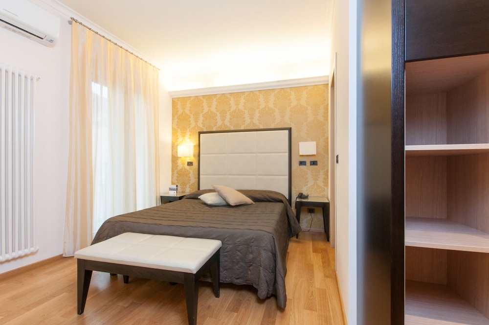 Double Room (Gold)