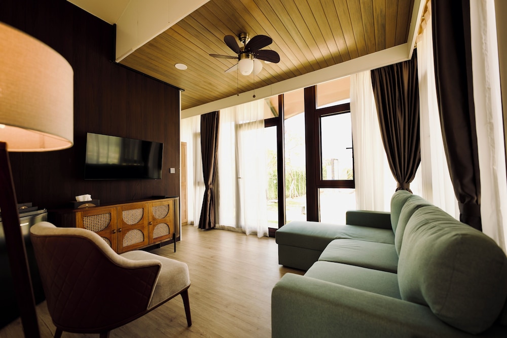 Executive Suite, Pool View