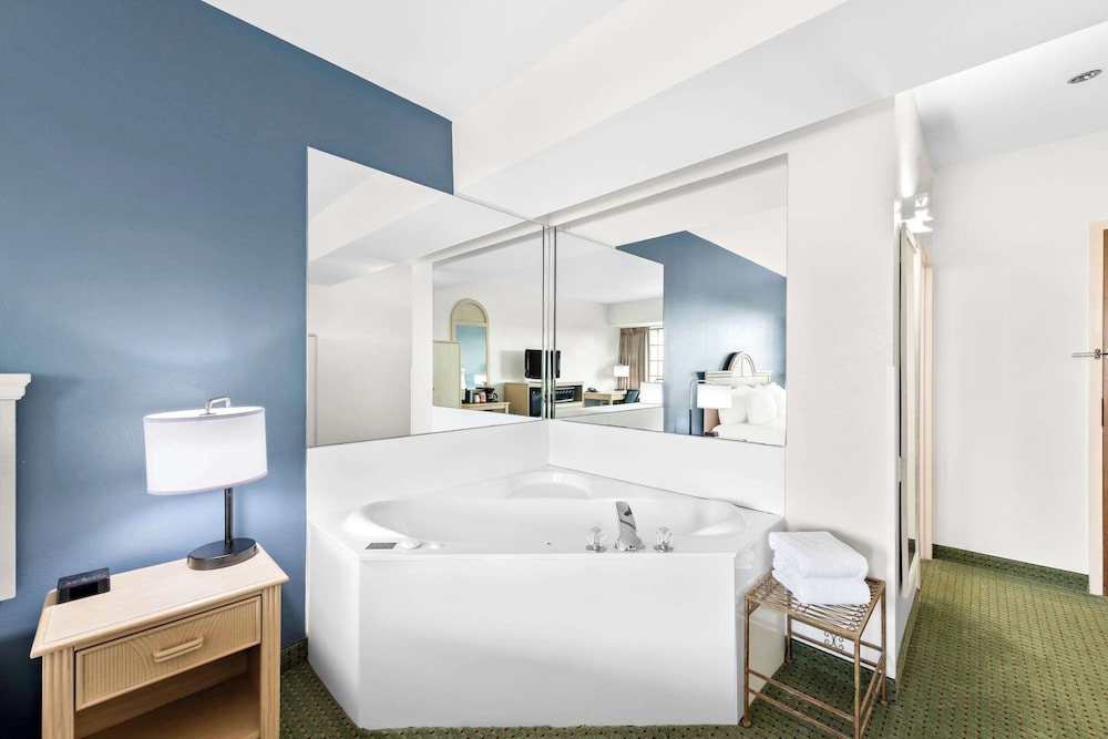 Suite, 1 King Bed, Non Smoking (Upgrade) - Photo 2
