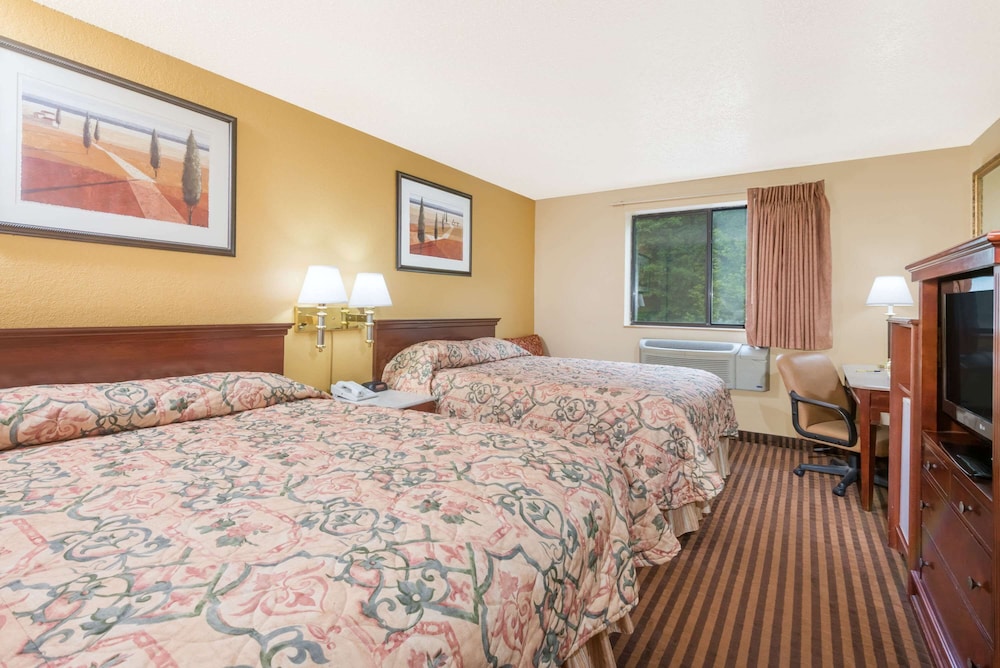 Standard Room, 2 Queen Beds photo 1