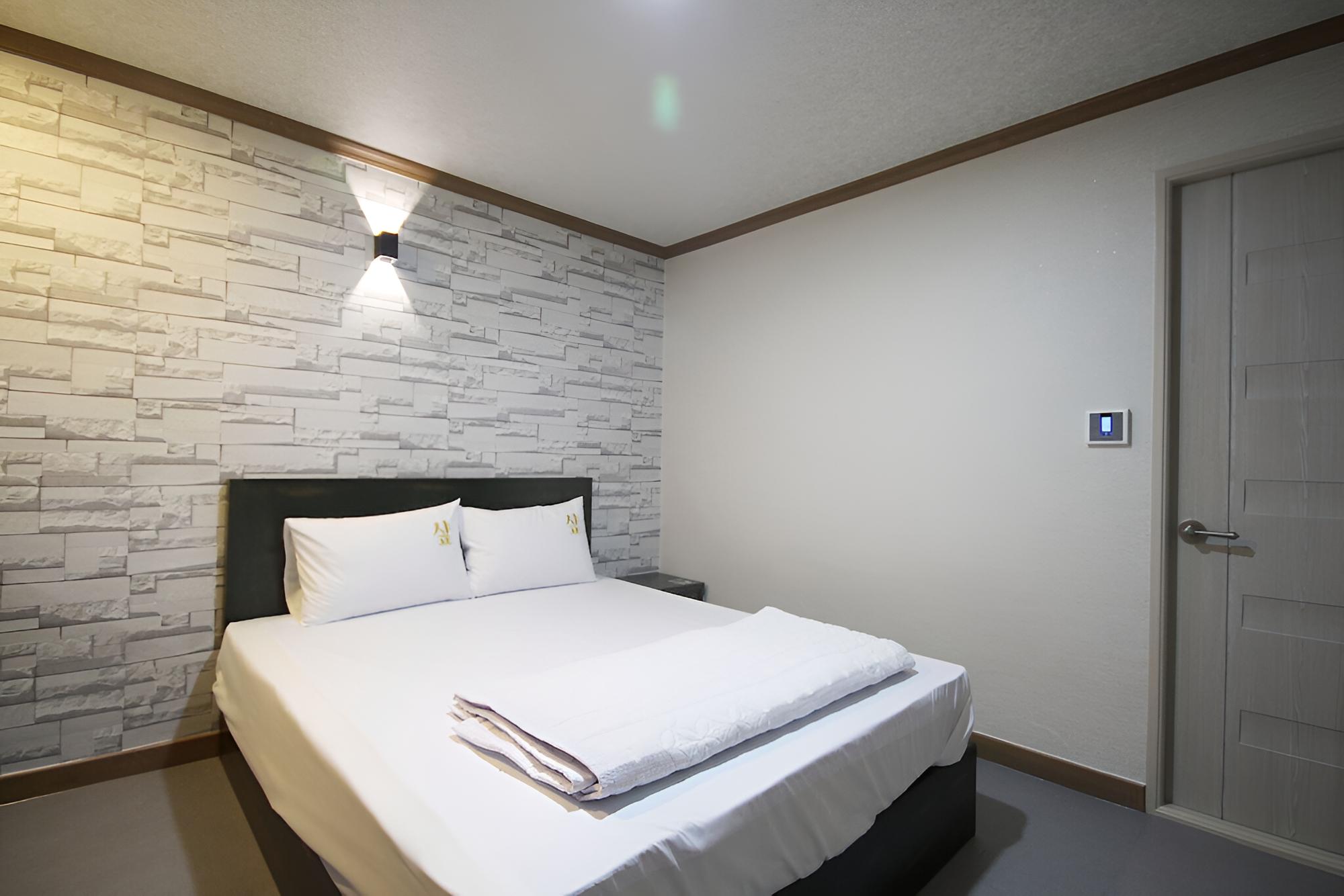 Room (Standard Room) - Photo 9