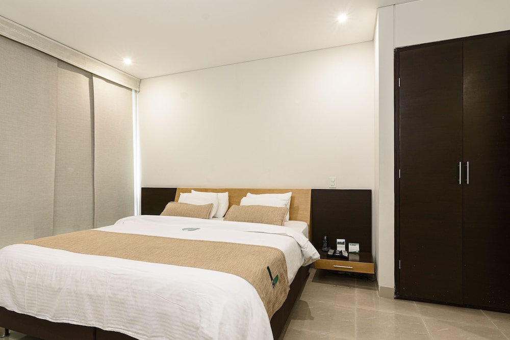 Junior Double Room, Jetted Tub - Photo 5