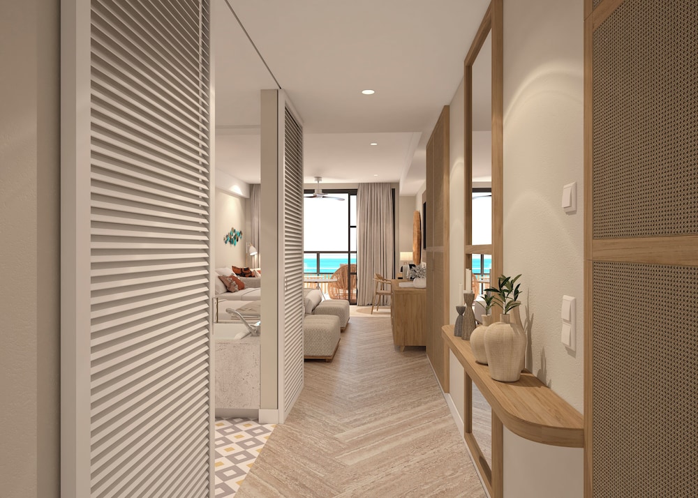 Preferred Club Jr Suite Ocean Front Swimout - King