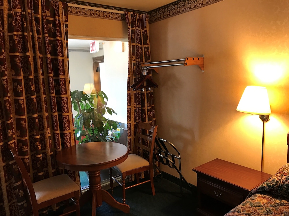 Room, 1 King Bed, Non Smoking, Jetted Tub photo 3