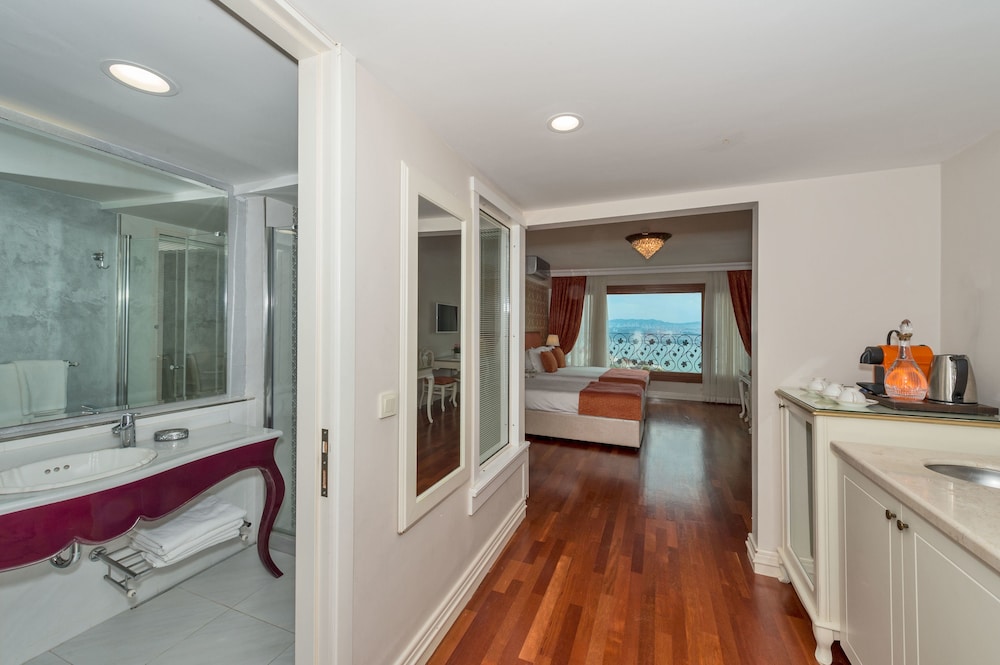 Deluxe Family Suite with Bosphorus View photo 2