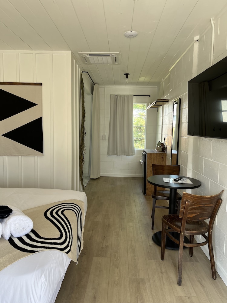 Deluxe Room, 1 Queen Bed, Non Smoking, Courtyard View photo 2