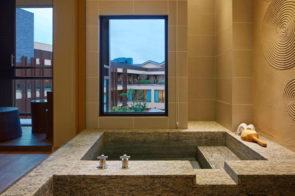 Deluxe Room, 1 King Bed, Balcony photo 2