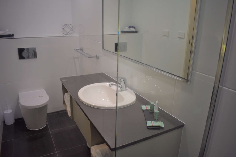 Standard Room, Multiple Beds, Non Smoking - Photo 12