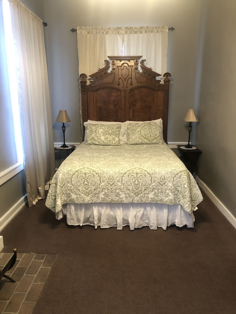 Standard Suite, 1 Queen Bed