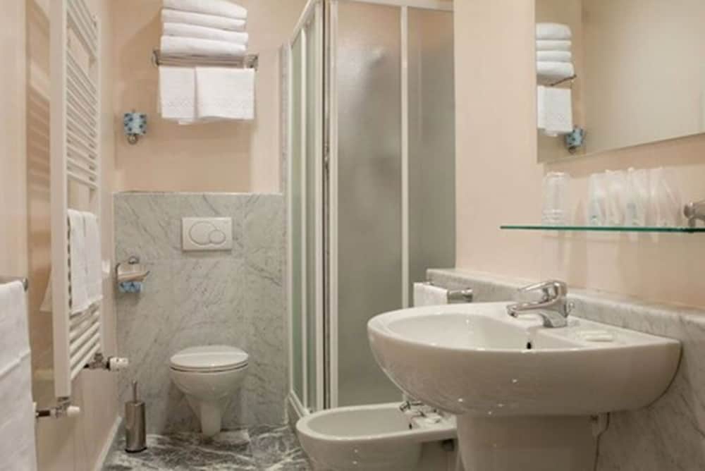Standard Double or Twin Room - Photo 3