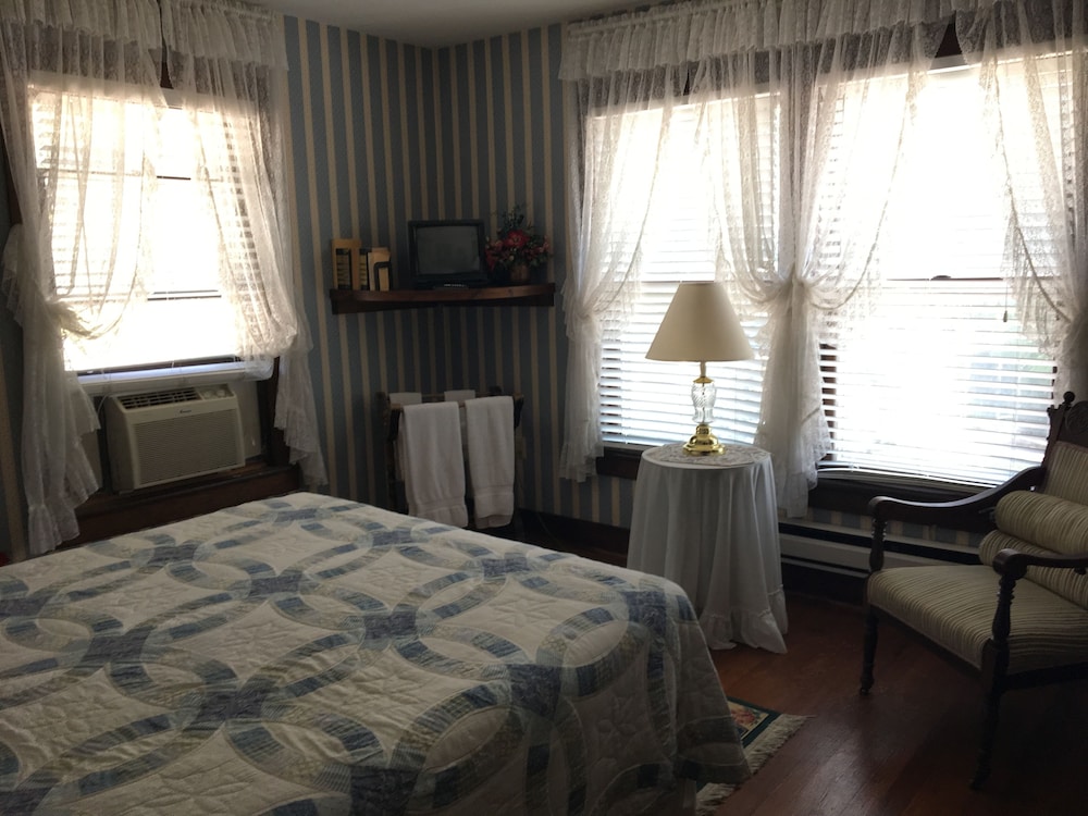 Traditional Single Room, 1 Queen Bed