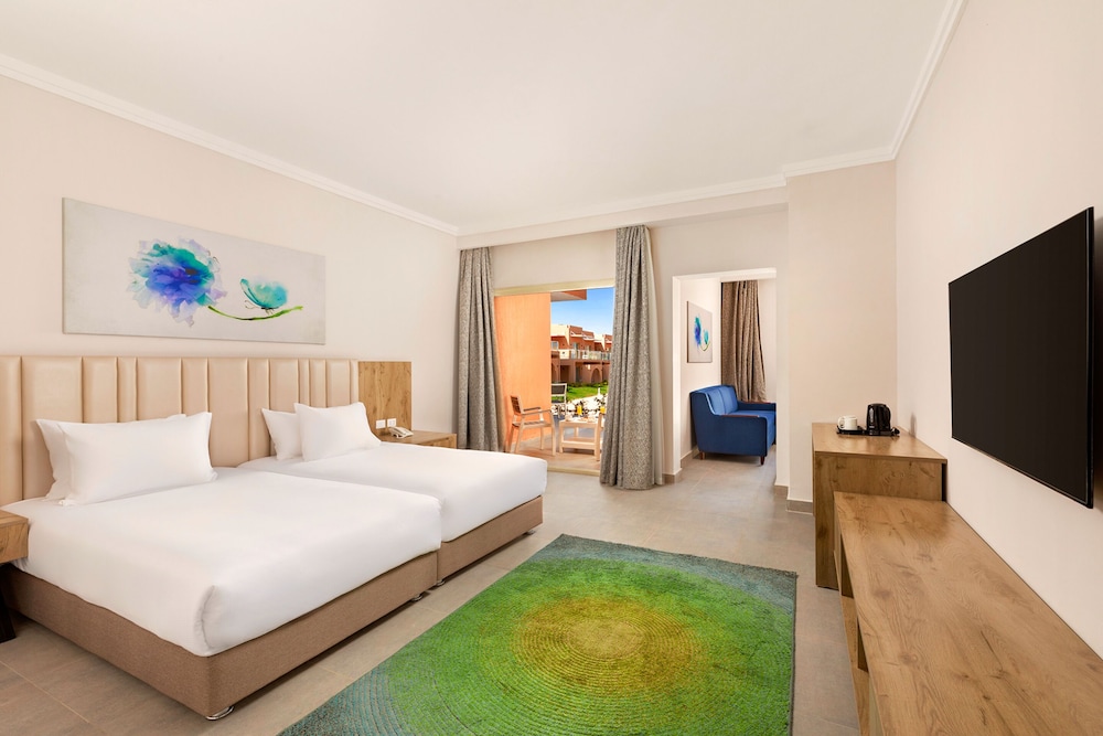 Family Triple Room, Pool View - Photo 3